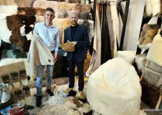 Ridzert Rypkema en Jens van Buren. Op de beurs laten ze onder andere pantoffels en dekentjes van baby alpaca wol zien.